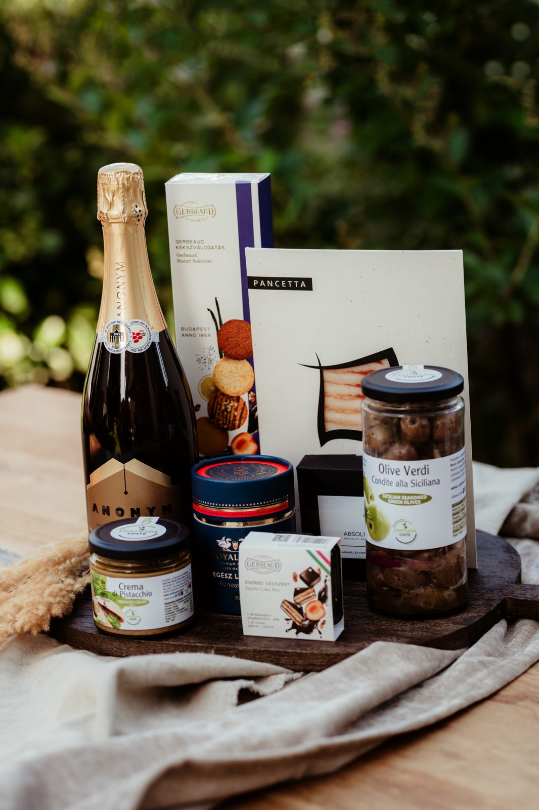 Tasty Stories ajándékcsomag pezsgővel és olívabogyóval